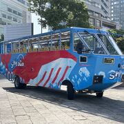 横浜港を走る水陸両用バス