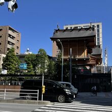 東京メトロ水天宮前駅から見た本殿