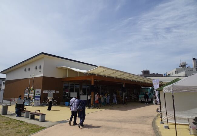 古川の街の中心部にある道の駅 （道の駅おおさき）