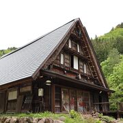 五箇山から移築された合掌造りの建物