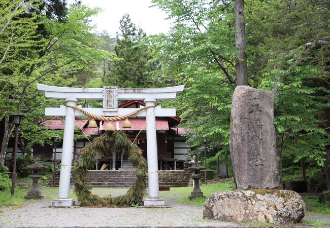 平湯温泉バスターミナルの近くにある神社