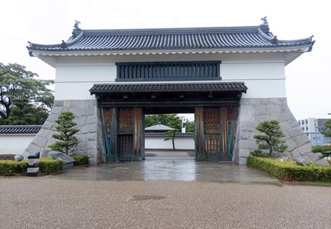 【大手門】1993年建立。岡崎公園の表玄関