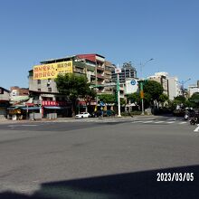 民生西路との交差点付近です。