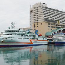 離島航路の船舶が停泊中