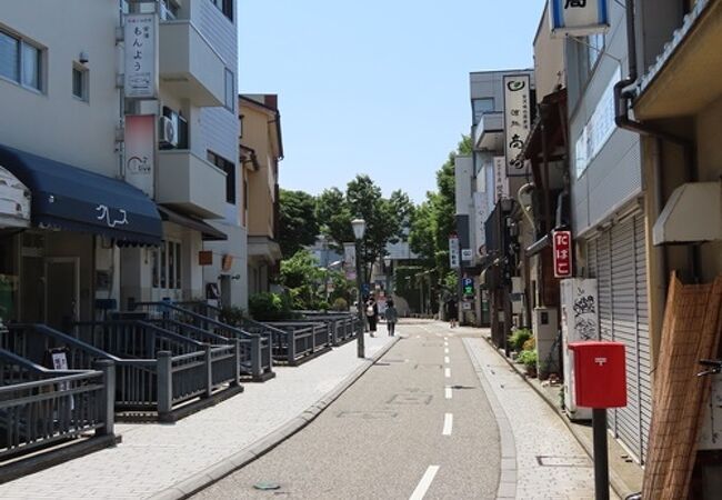 鞍月用水沿いにお店が連なります