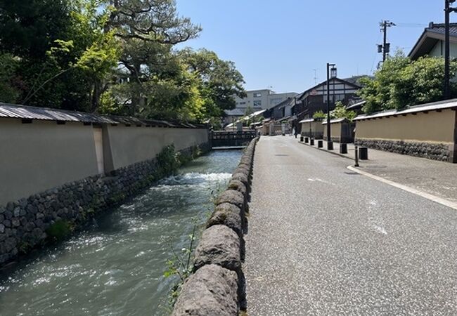 武家屋敷が集まるエリアを流れていきます