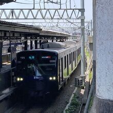 新横浜線の起点、西谷駅に入線する東急直通電車