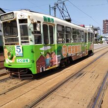 函館市電。中乗り・前降り・料金は降車時に支払い。