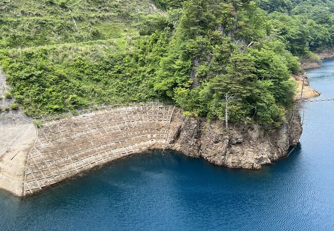 コバルトブルーの湖