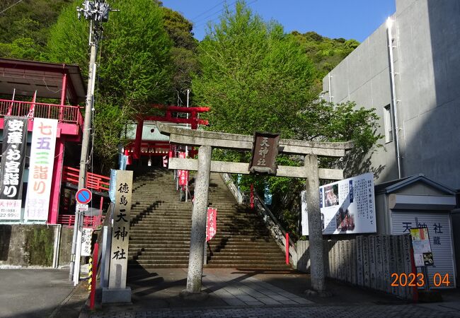 眉山のふもとにある天神様です。