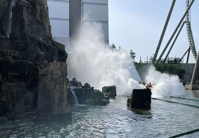 映画「ジュラシックパーク」のジェットコースターです