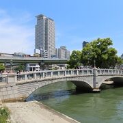 中之島のバラ園とその東側を結ぶ橋