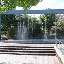 水が流れて涼しげな公園