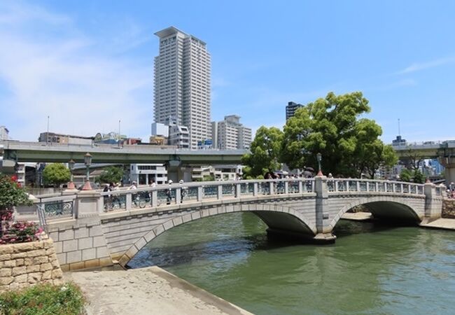 中之島のバラ園とその東側を結ぶ橋