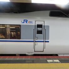 サンダーバードとはラインの色が違ってます