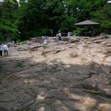 ごつごつした岩