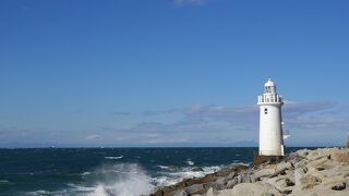 遊歩道沿いにあり間近に望むことができます