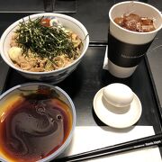 港屋の蕎麦が食べられます。