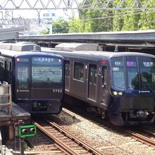 鶴ヶ峰駅、東横線直通車との離合、ネービー一色。
