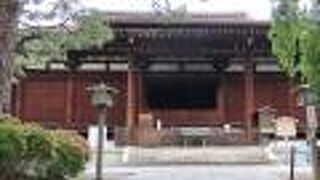 戦火をくぐりぬけた鎌倉時代建立の本堂が国宝に指定されています