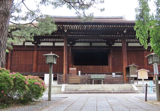 戦火をくぐりぬけた鎌倉時代建立の本堂が国宝に指定されています