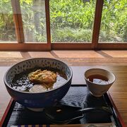 美しい庭を見ながら食事ができる。