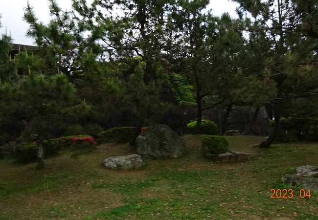 高知城の西側にある広い公園です。