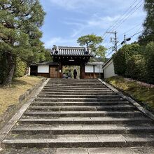 霊鑑寺への緩やかな階段