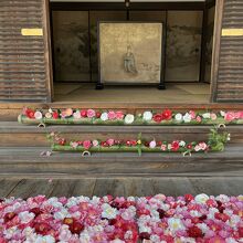 様々な種類の椿によってお堂への入り口が飾られてました。