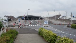 横浜港の象徴である大さん橋に初めて行きました。