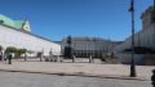 王宮広場から南に向かい道沿い