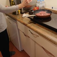 キチネットでステーキを調理中です