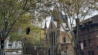 建物正面の２つの尖塔が美しい教会