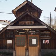 三角屋根の木造の浴場