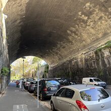 手彫り跡の残るトンネル