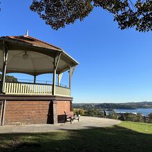 東屋のような展望台がある