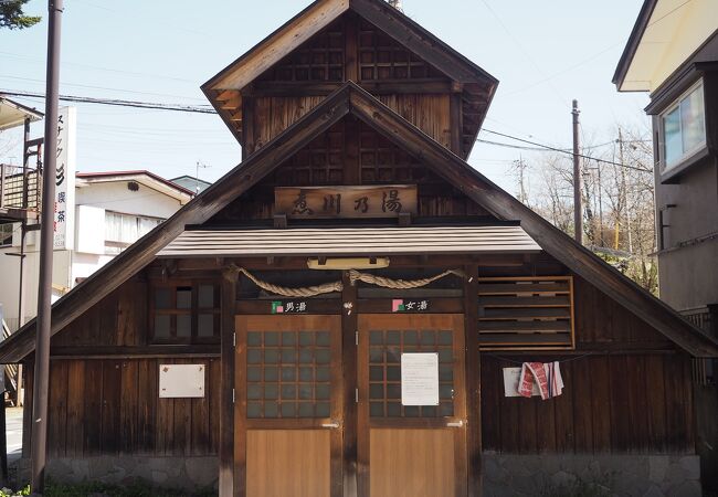 三角屋根の木造の浴場