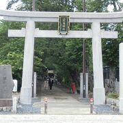 「森の前鳥神社」といわれるように、境内は木々に囲まれ、緑豊か