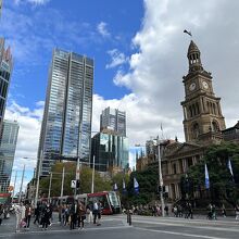 タウンホール駅の地上出入口で