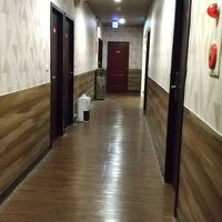 ホテル廊下です、給水気が有り水と温水が出ます