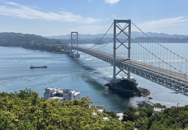 大鳴門橋と鳴門海峡を見下ろせます。