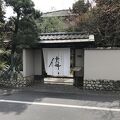 部屋の天井がとても高く開放的