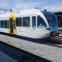 キアト駅で発車時間まで留置されているディーゼルカー