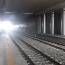 ディアコプト駅ホーム、対向ホームは入口閉鎖中