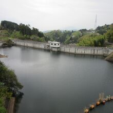 大門ダムのダム湖に架かります