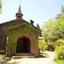 蔦が絡まり教会風の碌山館。