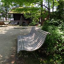 大きくゆったりとしてベンチでのんびりできます。