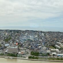 佐渡島が見えます