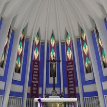 ブルーの壁とひし形模様のステンドグラスの祭壇側