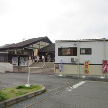 和風な建物と如何にも増築したと推察される建物が並んでいます